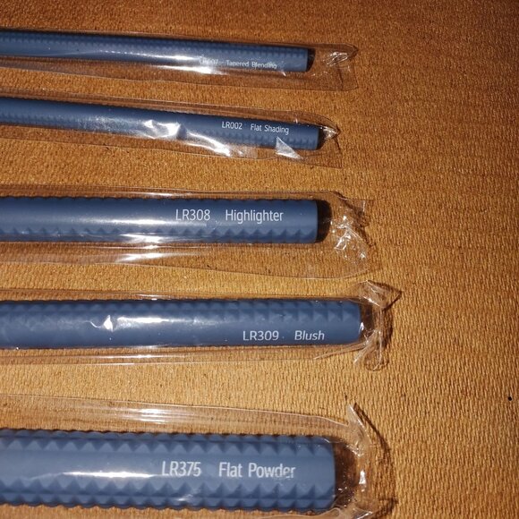 5-LARUCE Durable/professional-grade brushes for precise makeup application-NEW - Picture 3 of 5